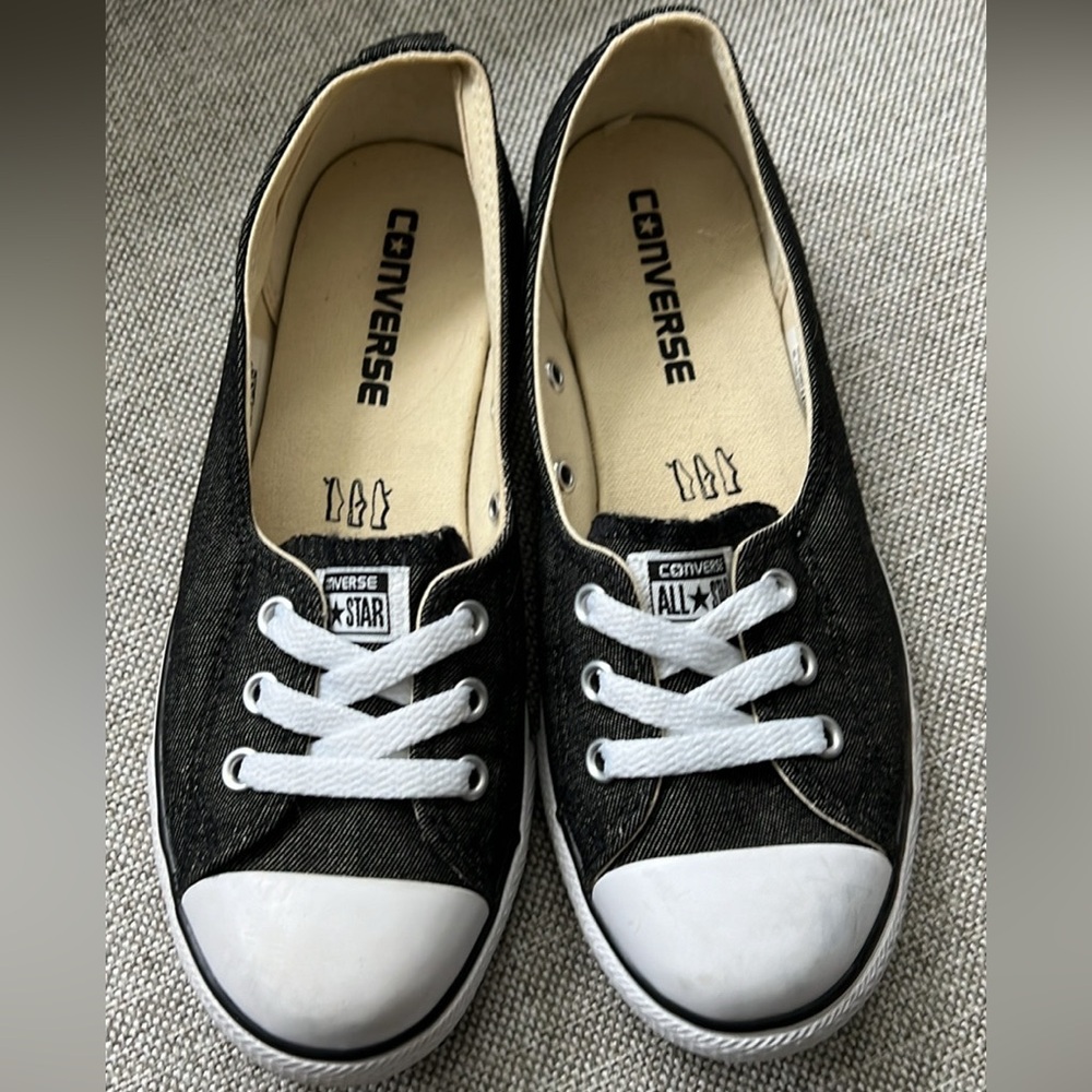 Women’s Converse Sneakers size 6